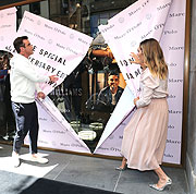 Robbie & Ayda Williams vor dem Marc O'Polo Flagships Store München Theatinerstraße ©Foto: Gisela Schober/Getty Images for Marc O'Polo)